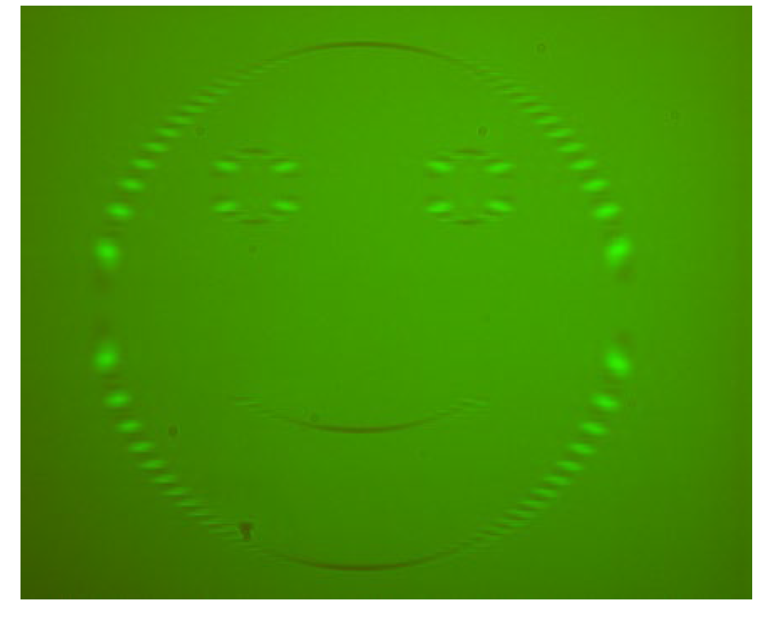Ein schmaler vertikaler Spalt in der Fourier-Ebene lässt nur die 2. Beugungsordnung neben dem Hauptmaximum hindurch.